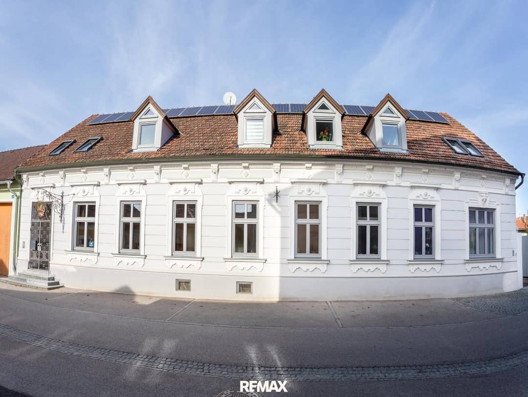 Geräumiges Einfamilienhaus mit Hallenbad und großem Grundstück