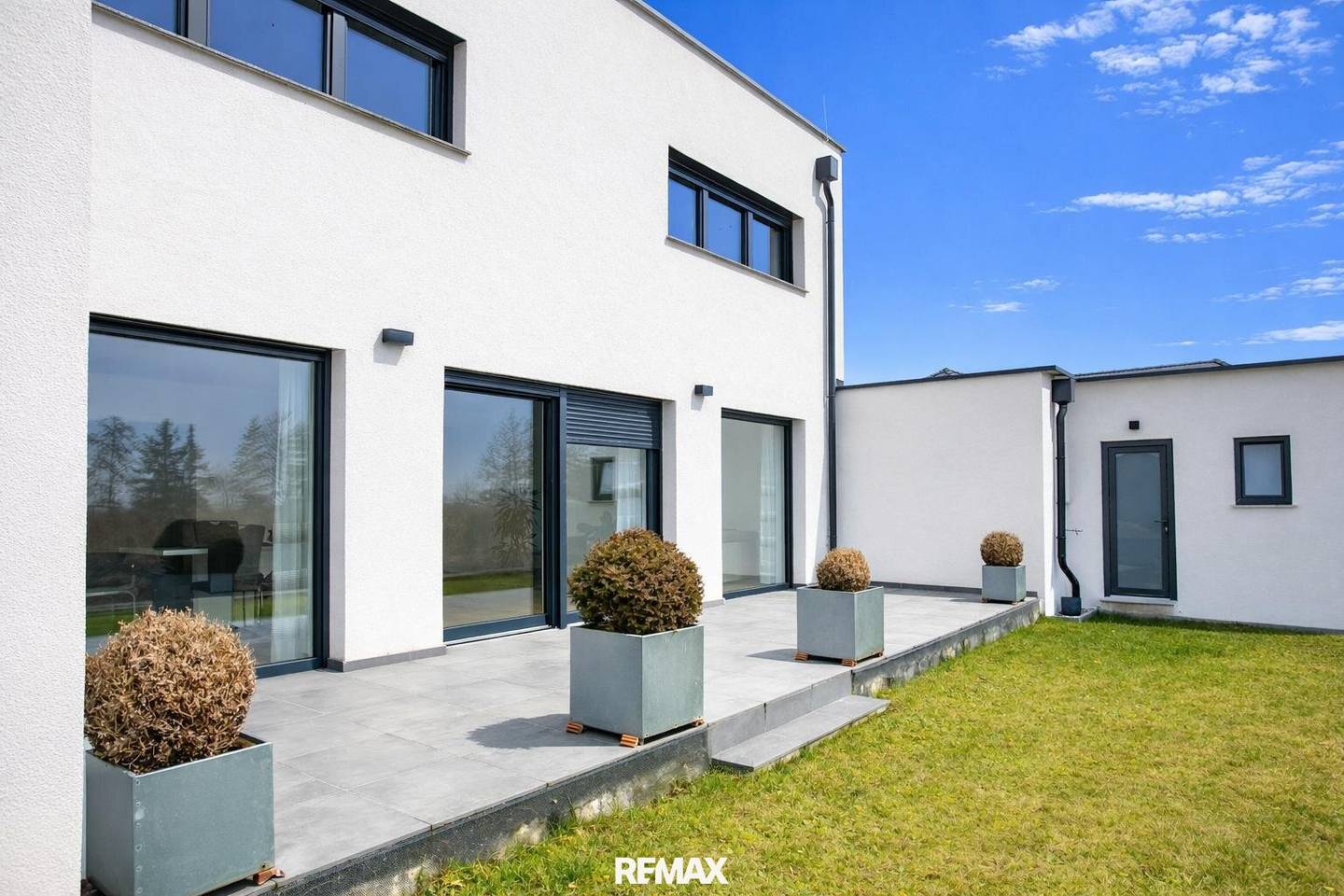 Modernes Einfamilienhaus mit Terrasse und Garten in ruhiger Lage