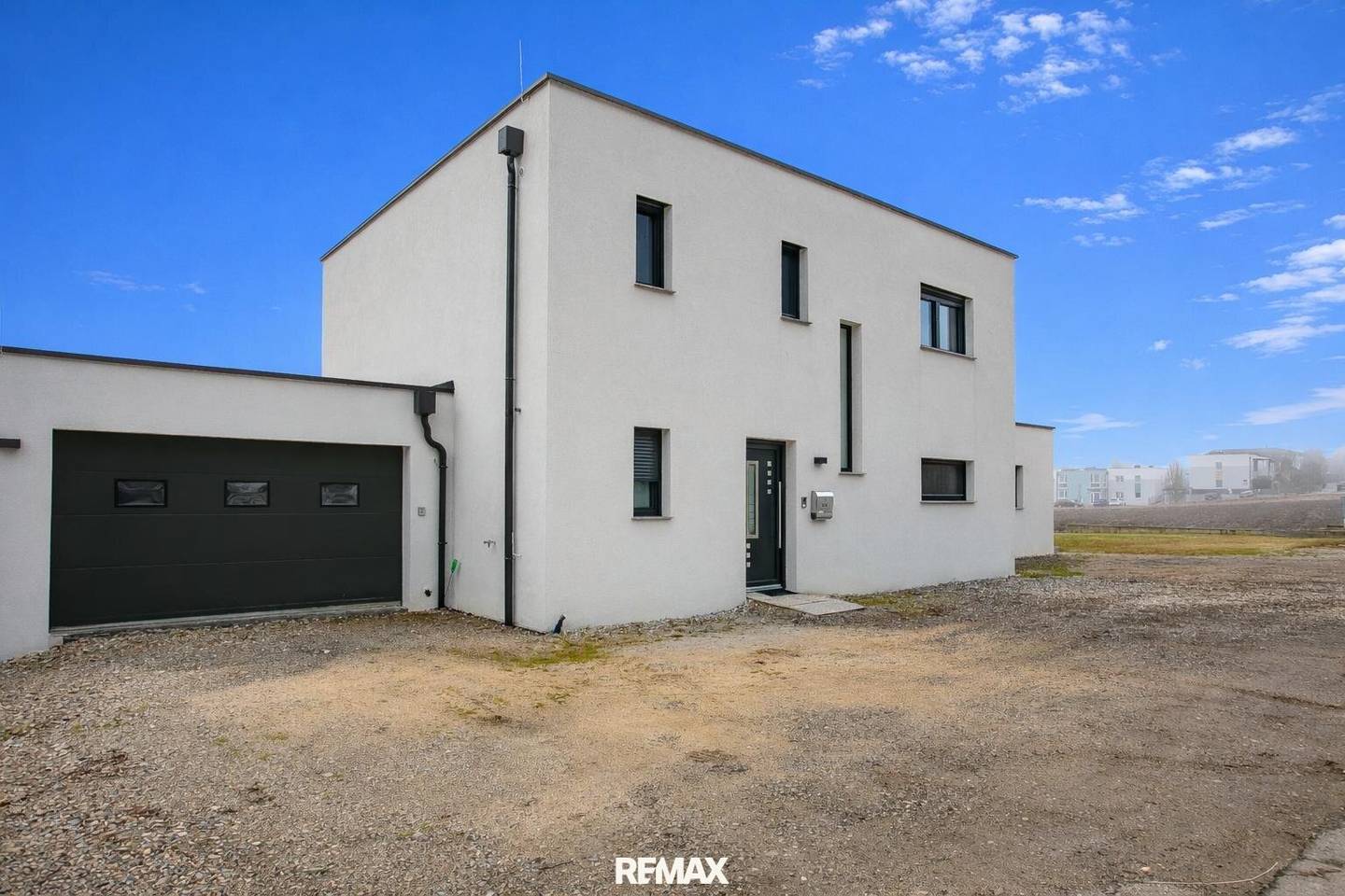 Modernes Einfamilienhaus mit Terrasse und Garten in ruhiger Lage