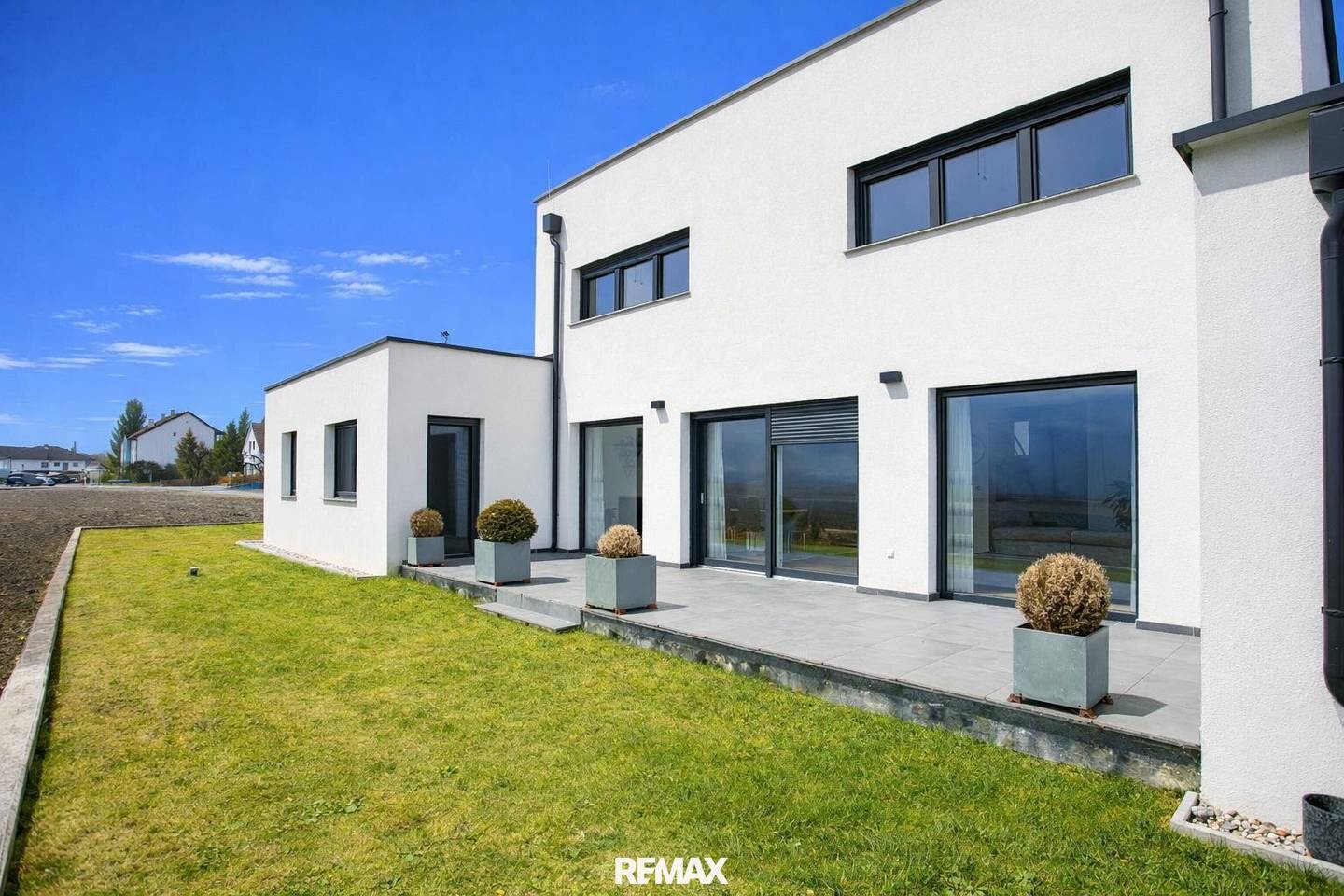 Modernes Einfamilienhaus mit Terrasse und Garten in ruhiger Lage
