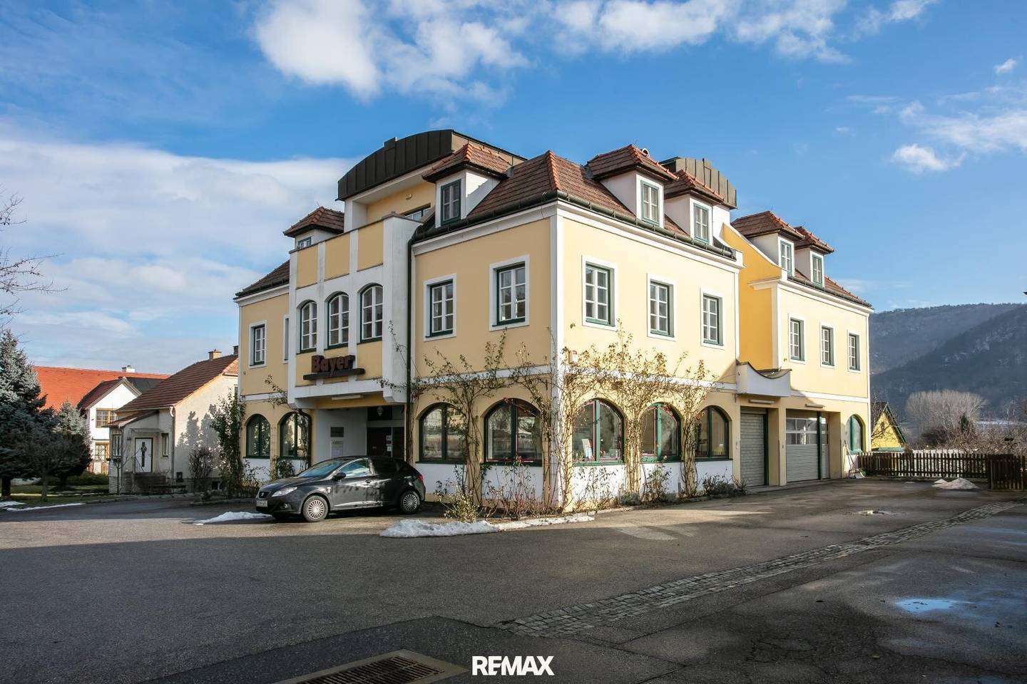 Versatile commercial property with freight elevator and parking in Weißenkirchen