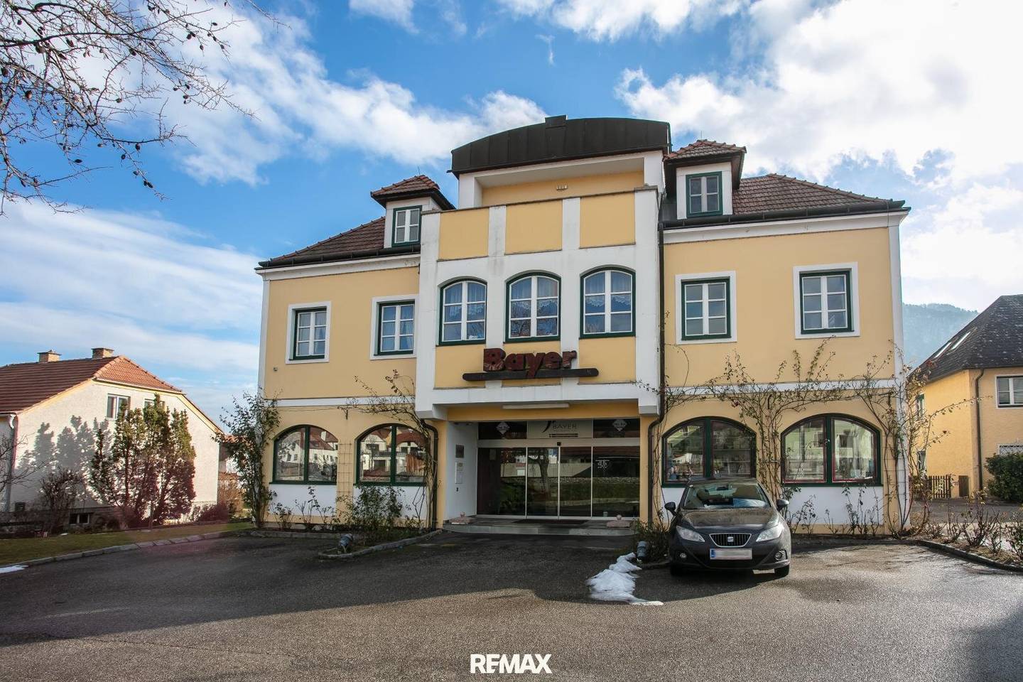 Versatile commercial property with freight elevator and parking in Weißenkirchen