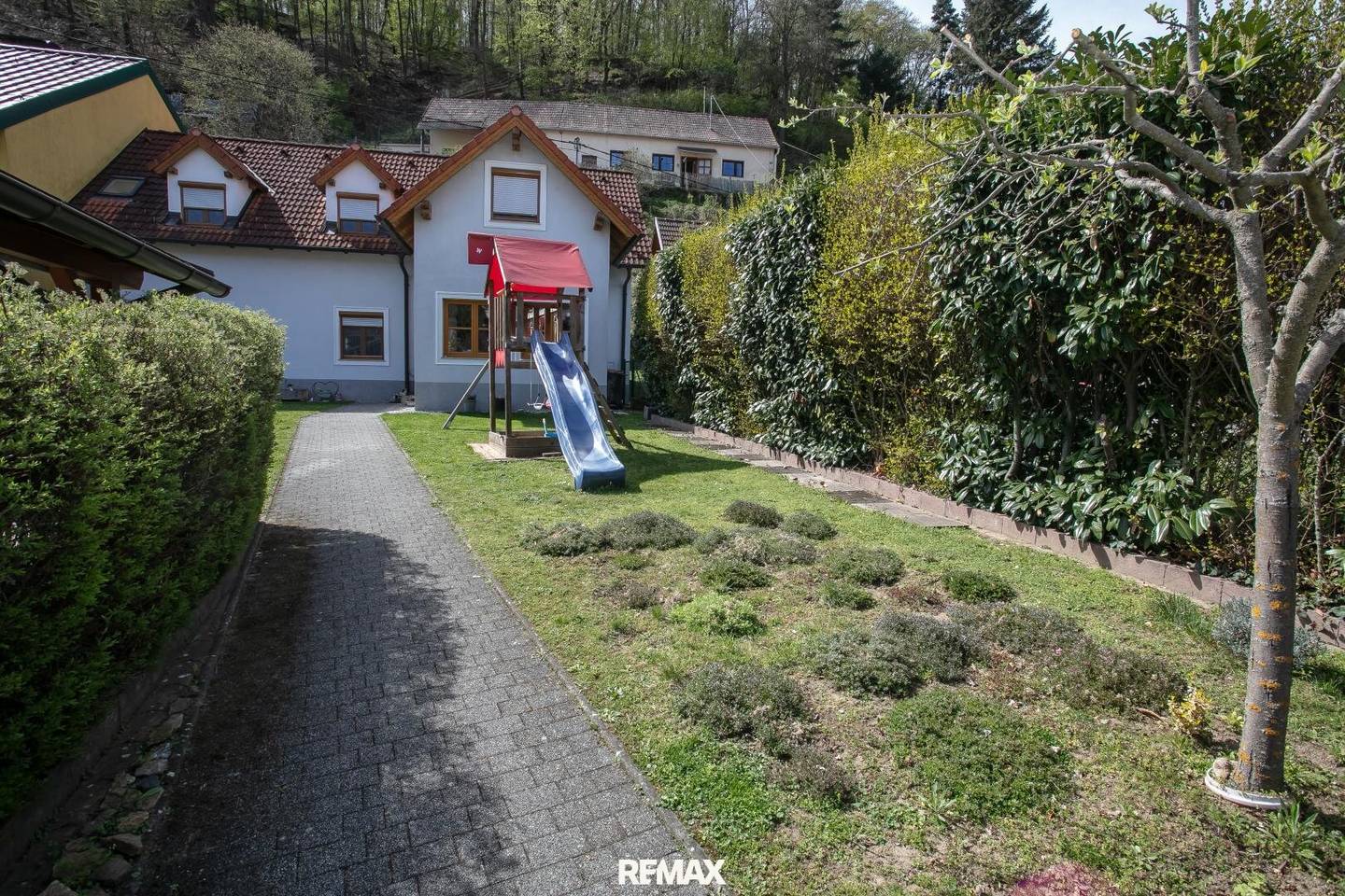 Single-family house with garden and carport in quiet location