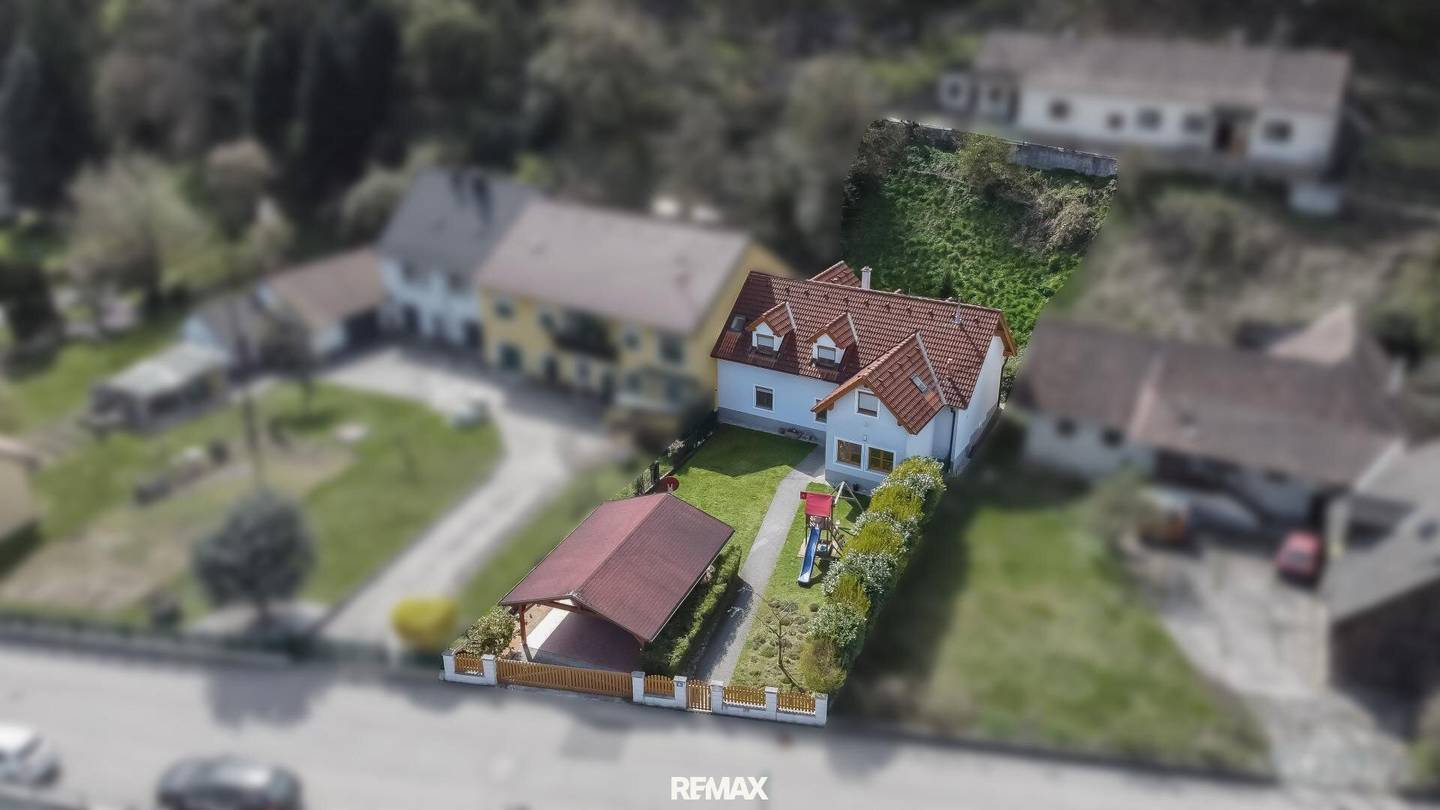 Single-family house with garden and carport in quiet location