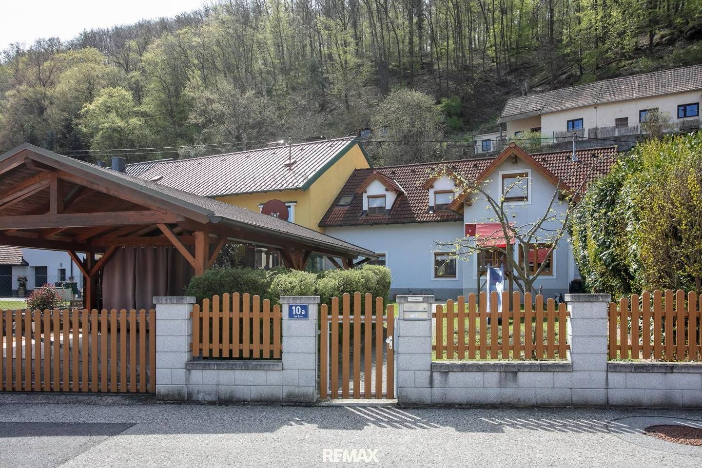 Single-family house with garden and carport in quiet location