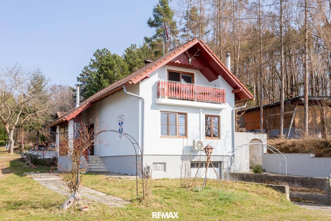 Landhaus mit Balkon und Weitblick auf weitläufigem Grundstück