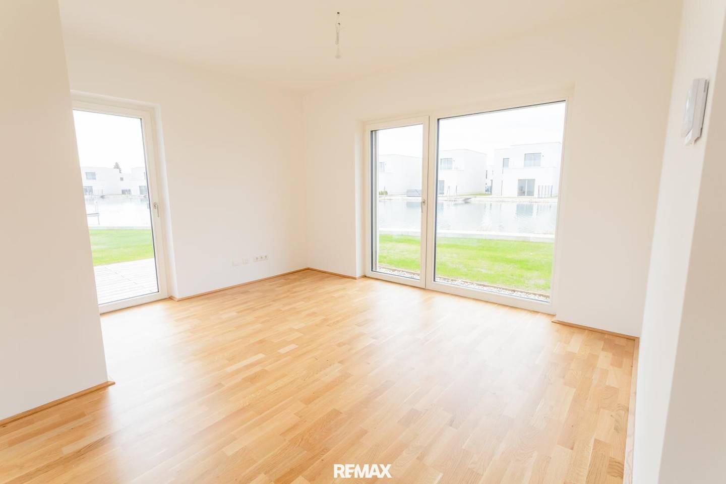 Einfamilienhaus mit privatem Seezugang und Terrasse