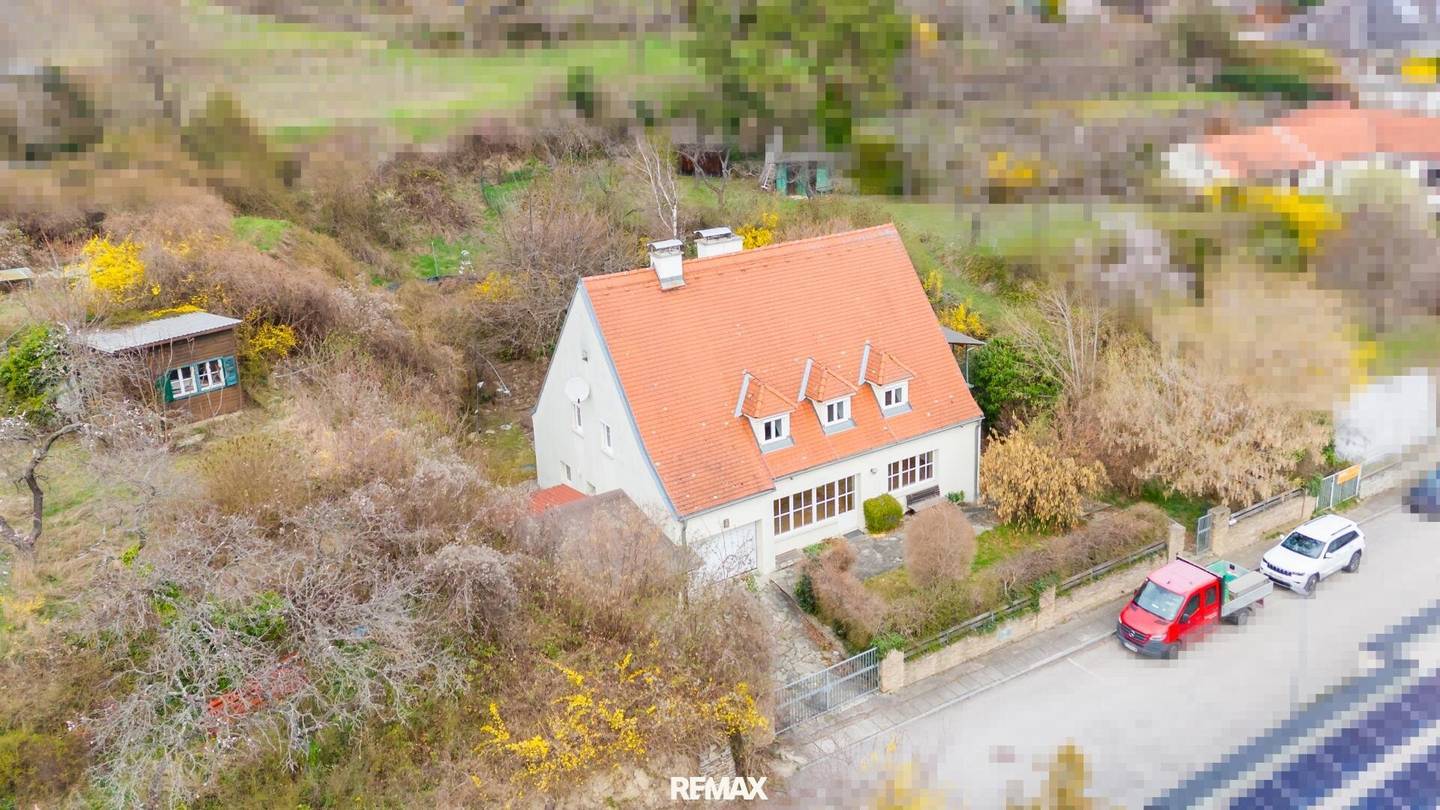 Repräsentative Villa mit Garten und Entwicklungspotenzial am Wachtberg