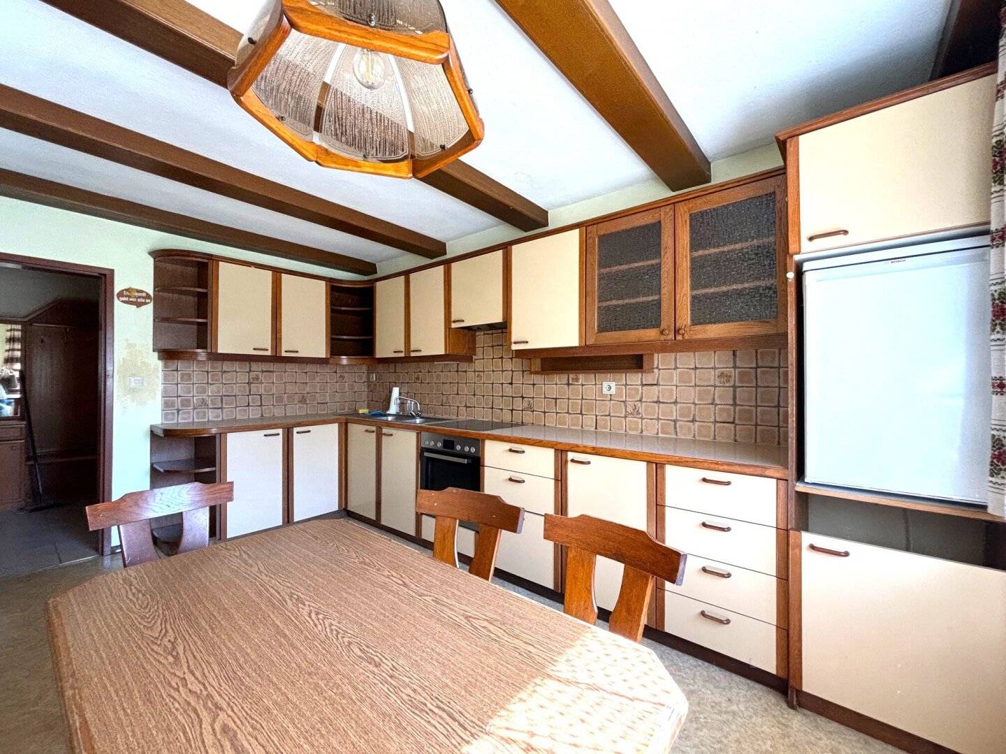 Renovierungsbedürftiges 120m² Einfamilienhaus mit Terrasse, Ferienappartement, zwei Garagen und Garten
