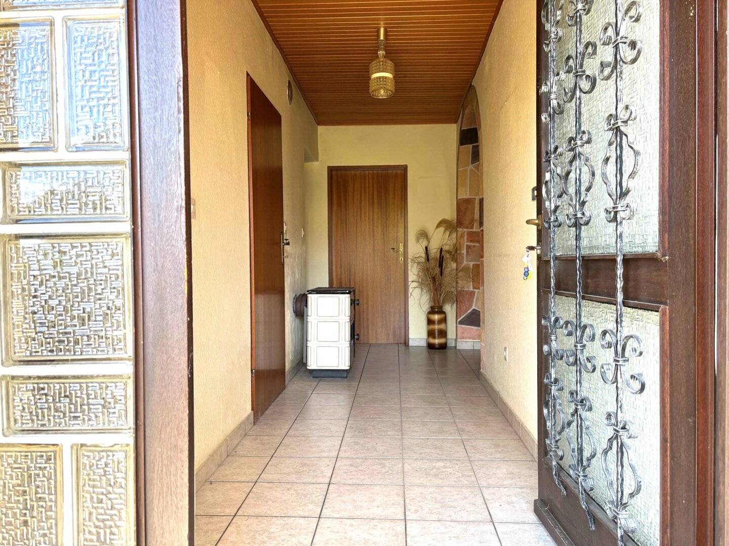 Renovierungsbedürftiges 120m² Einfamilienhaus mit Terrasse, Ferienappartement, zwei Garagen und Garten