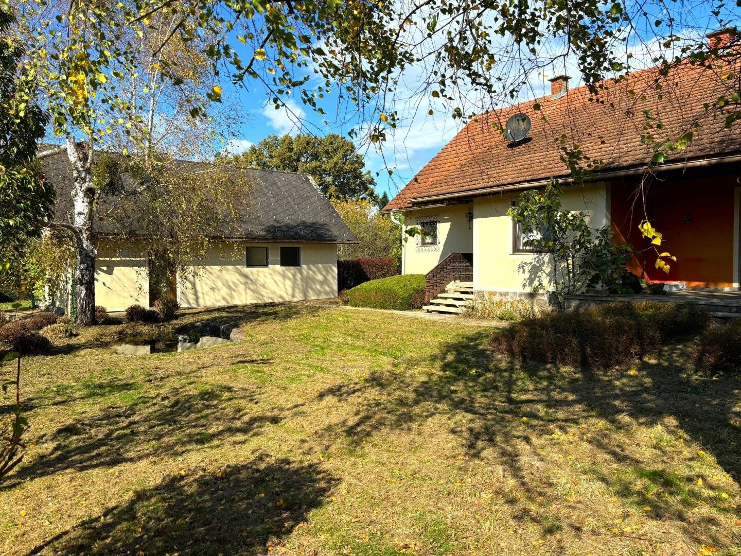 Renovierungsbedürftiges 120m² Einfamilienhaus mit Terrasse, Ferienappartement, zwei Garagen und Garten