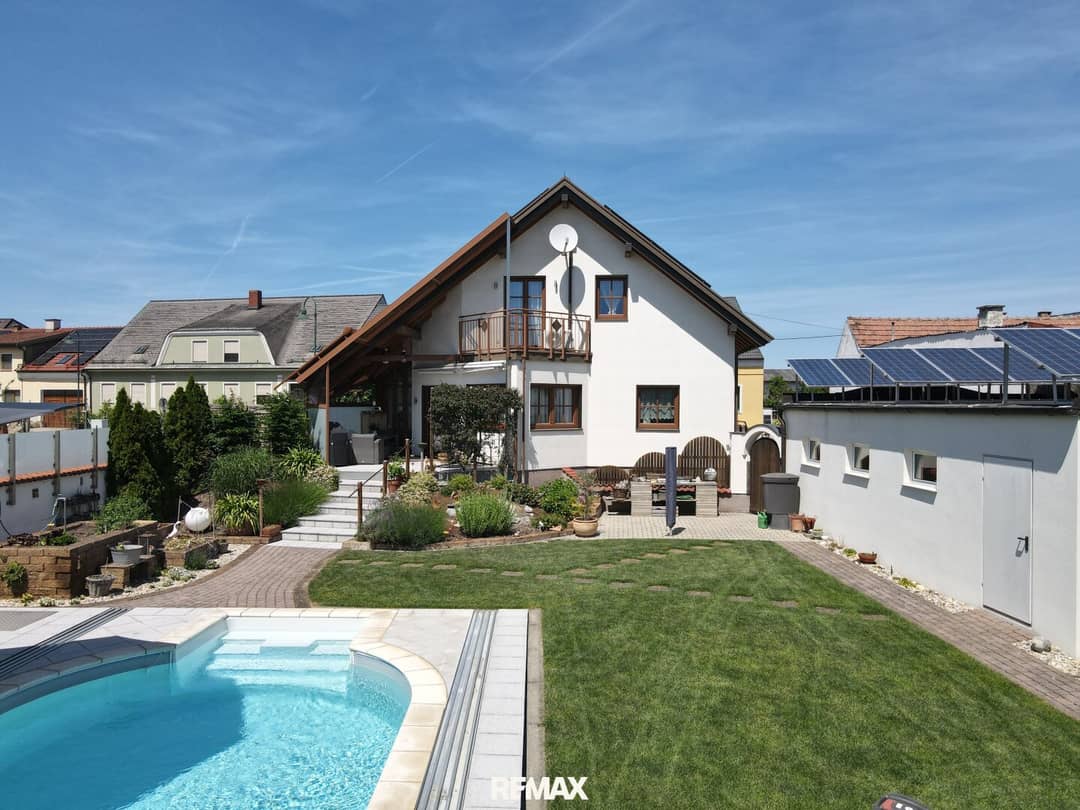 Modernisiertes Einfamilienhaus mit Pool und Garten in Mannsdorf an der Donau