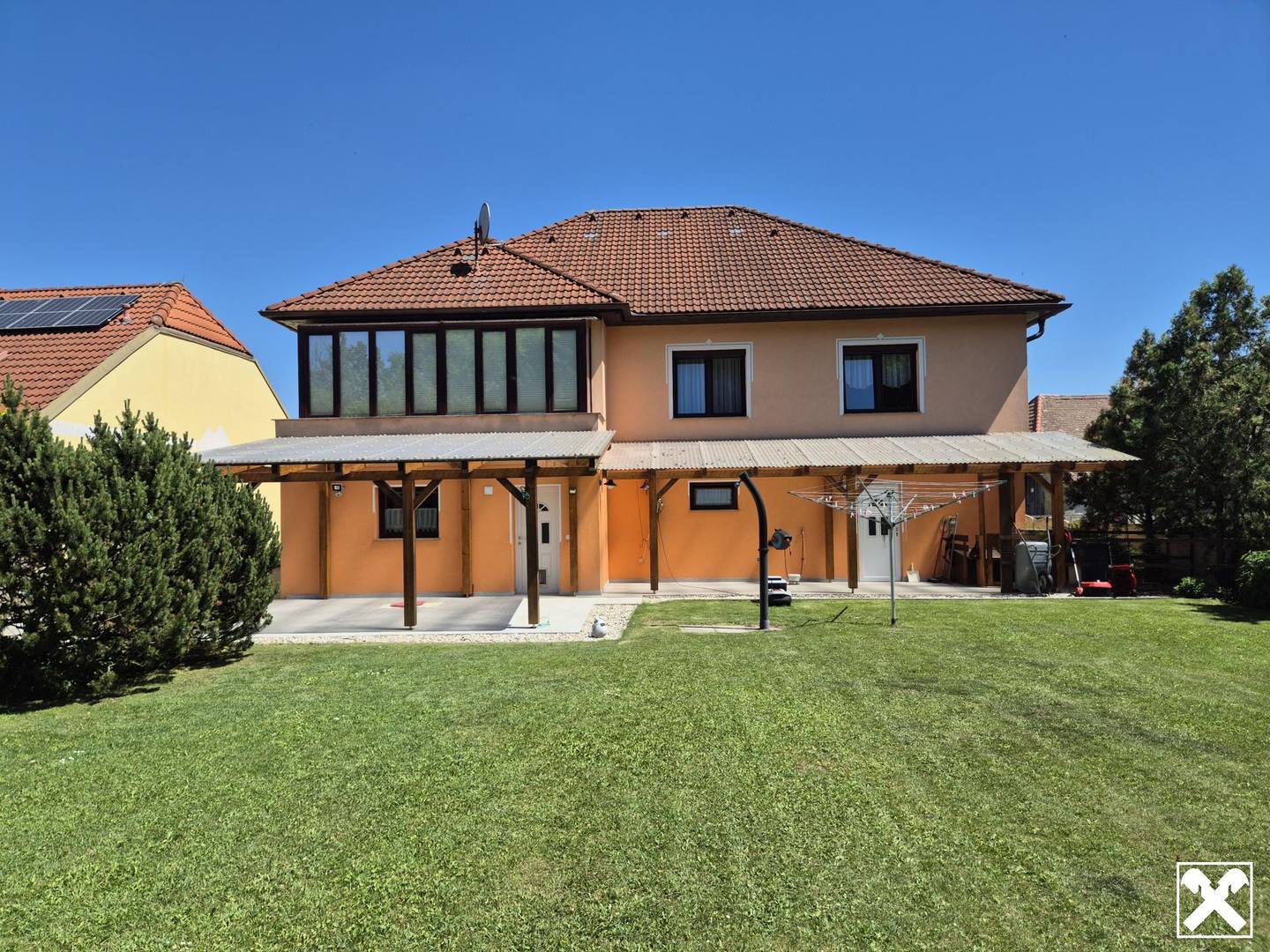 Bungalow with sunny garden and large plot