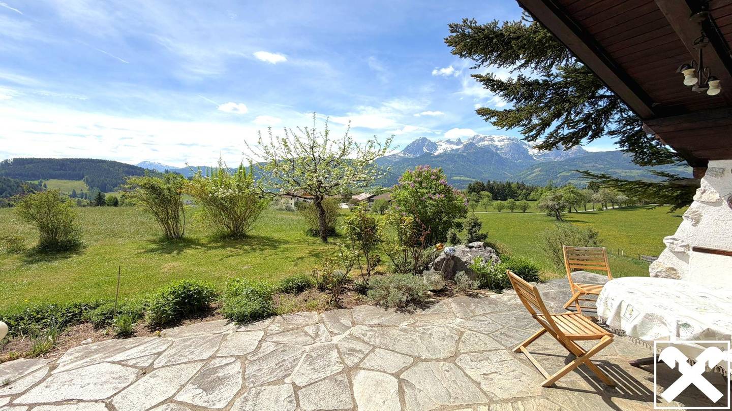 Charmantes Einfamilienhaus mit Pool und Garten in Aussichtslage