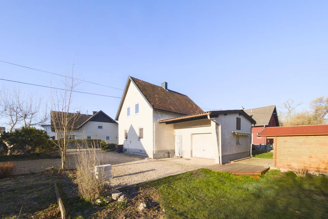 Sanierungsbedürftiges Einfamilienhaus mit großem Grundstück