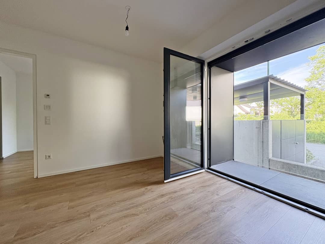 Wohnbereich mit Balkon und Blick ins Schlafzimmer