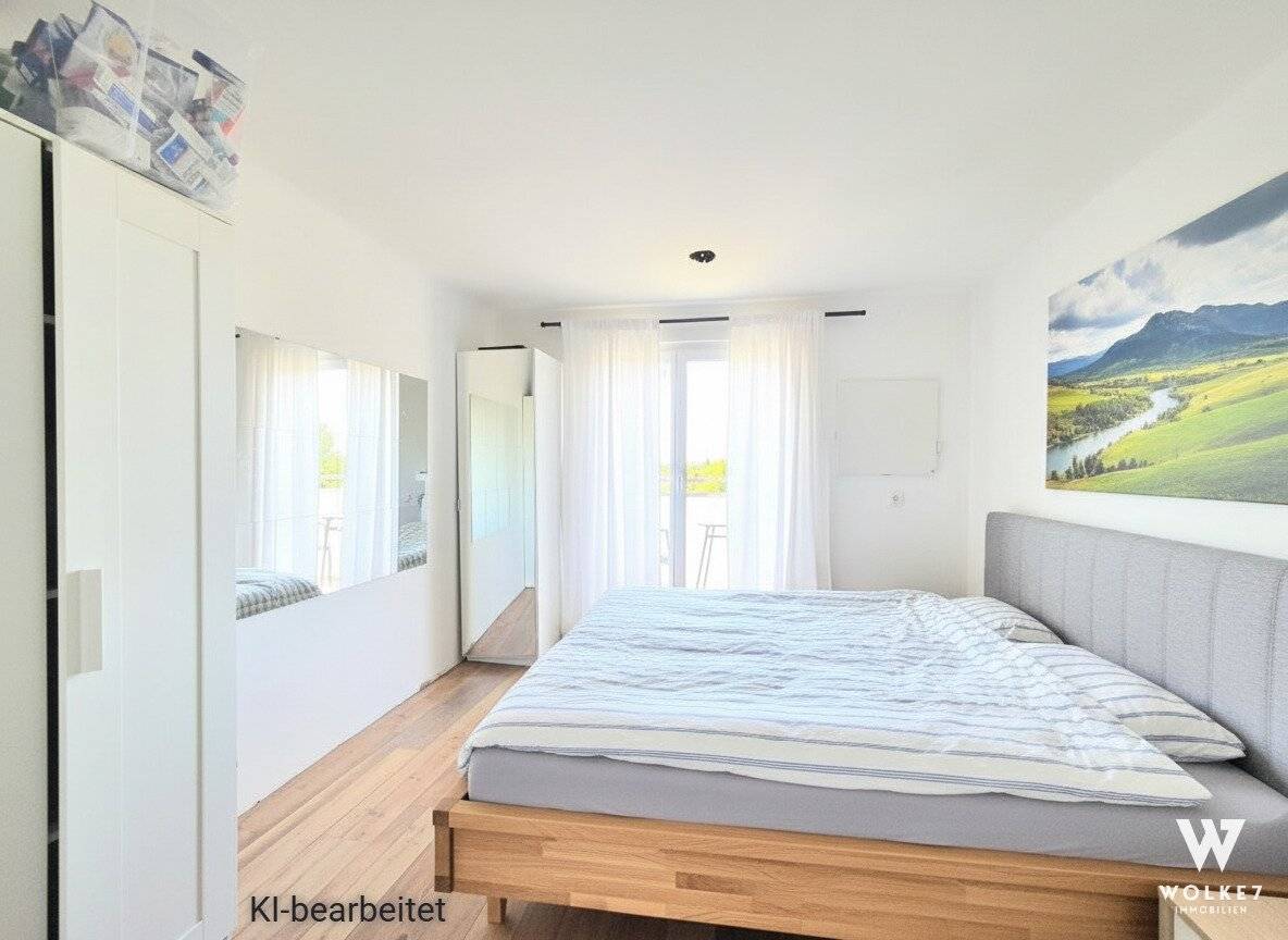 Dachgeschosswohnung mit zwei Terrassen und Blick auf Burg Kreuzenstein