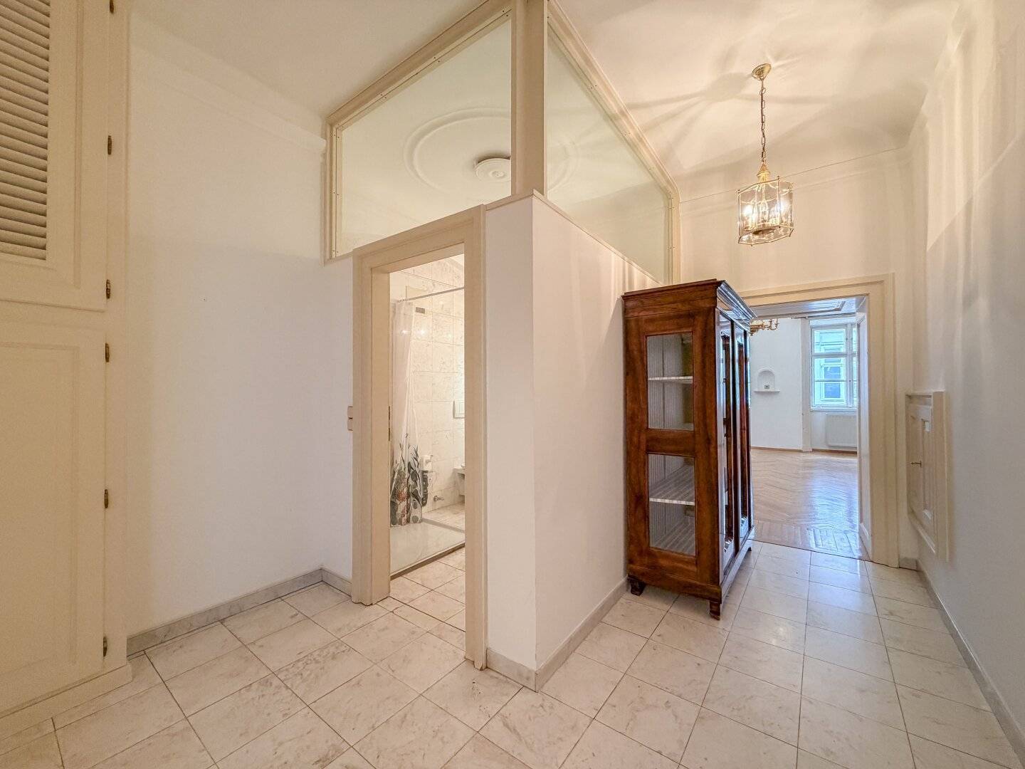 Old building center apartment with lift balcony