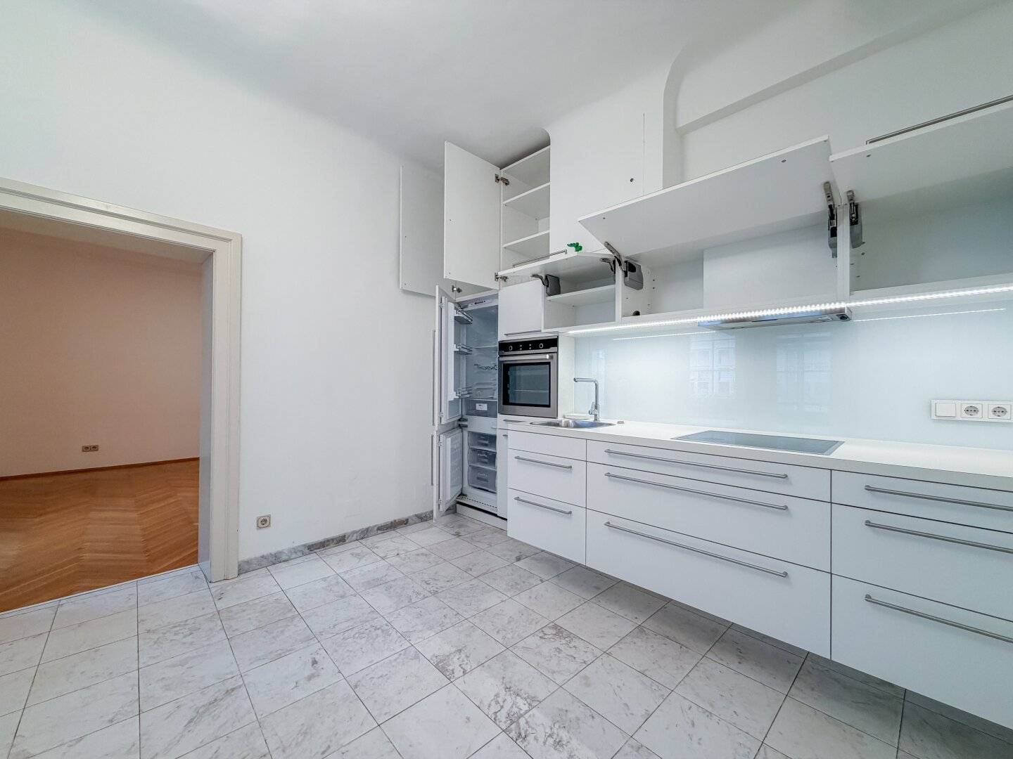 Old building center apartment with lift balcony