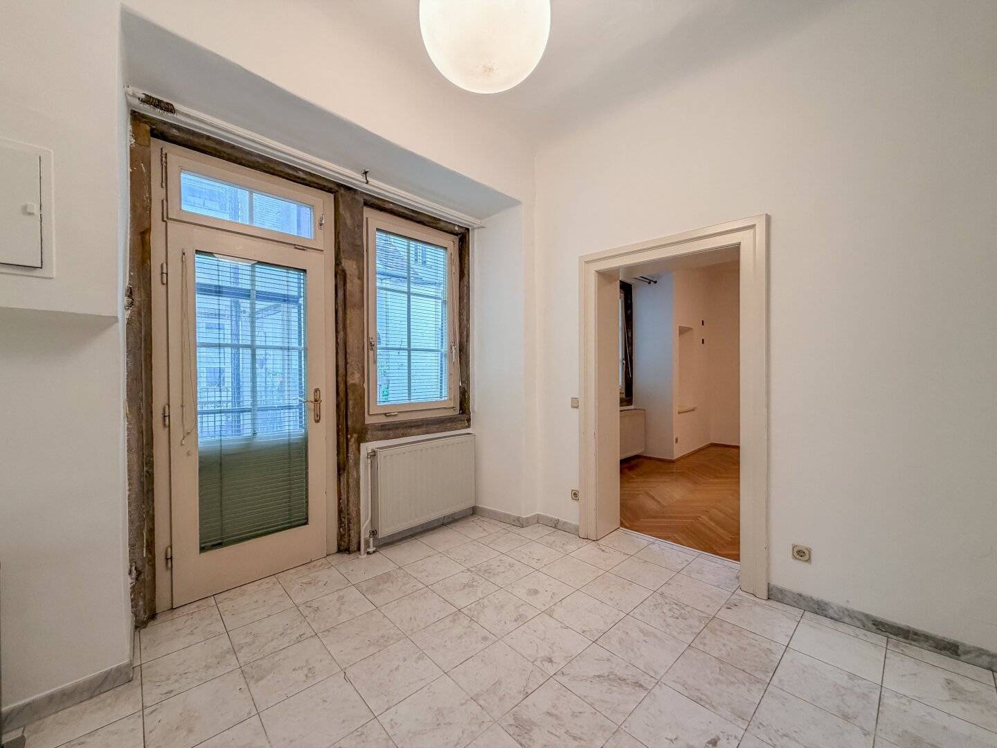 Old building center apartment with lift balcony