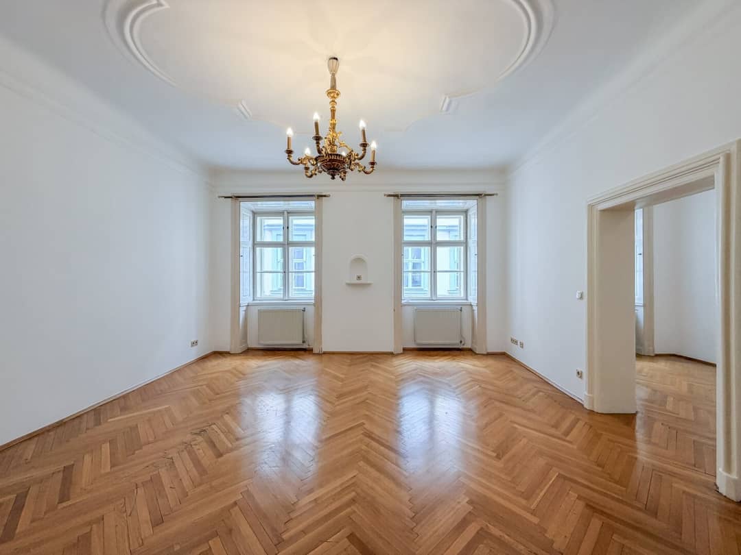 Charming Historic Apartment in Central Vienna with Balcony