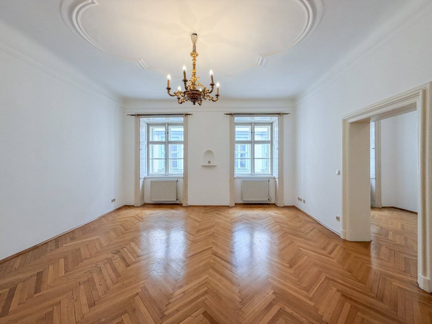 Old building center apartment with lift balcony