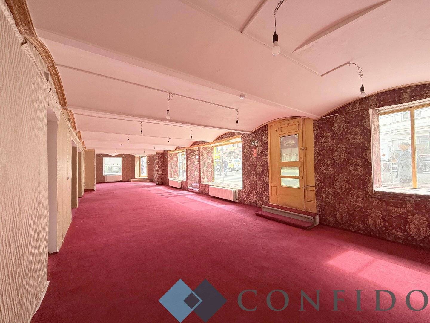 Spacious commercial premises with flexible use on Linzer Straße
