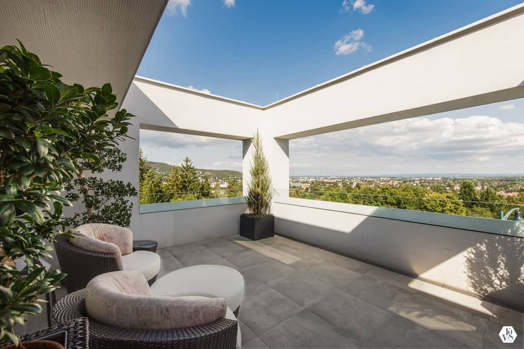 Neuwertige Architektenvilla mit Pool und Fernblick in sonniger Lage
