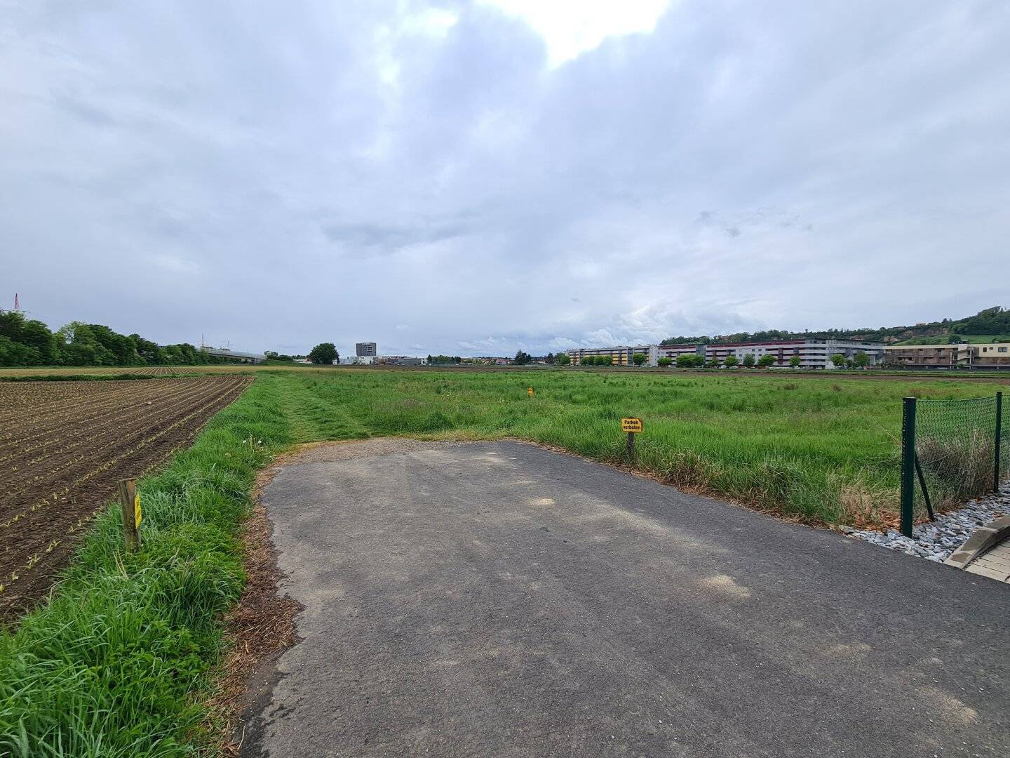 Sunny building plot in a very good location with no building obligation","de":"Sonniges Baugrundstück in sehr guter Lage ohne Bauzwang"},