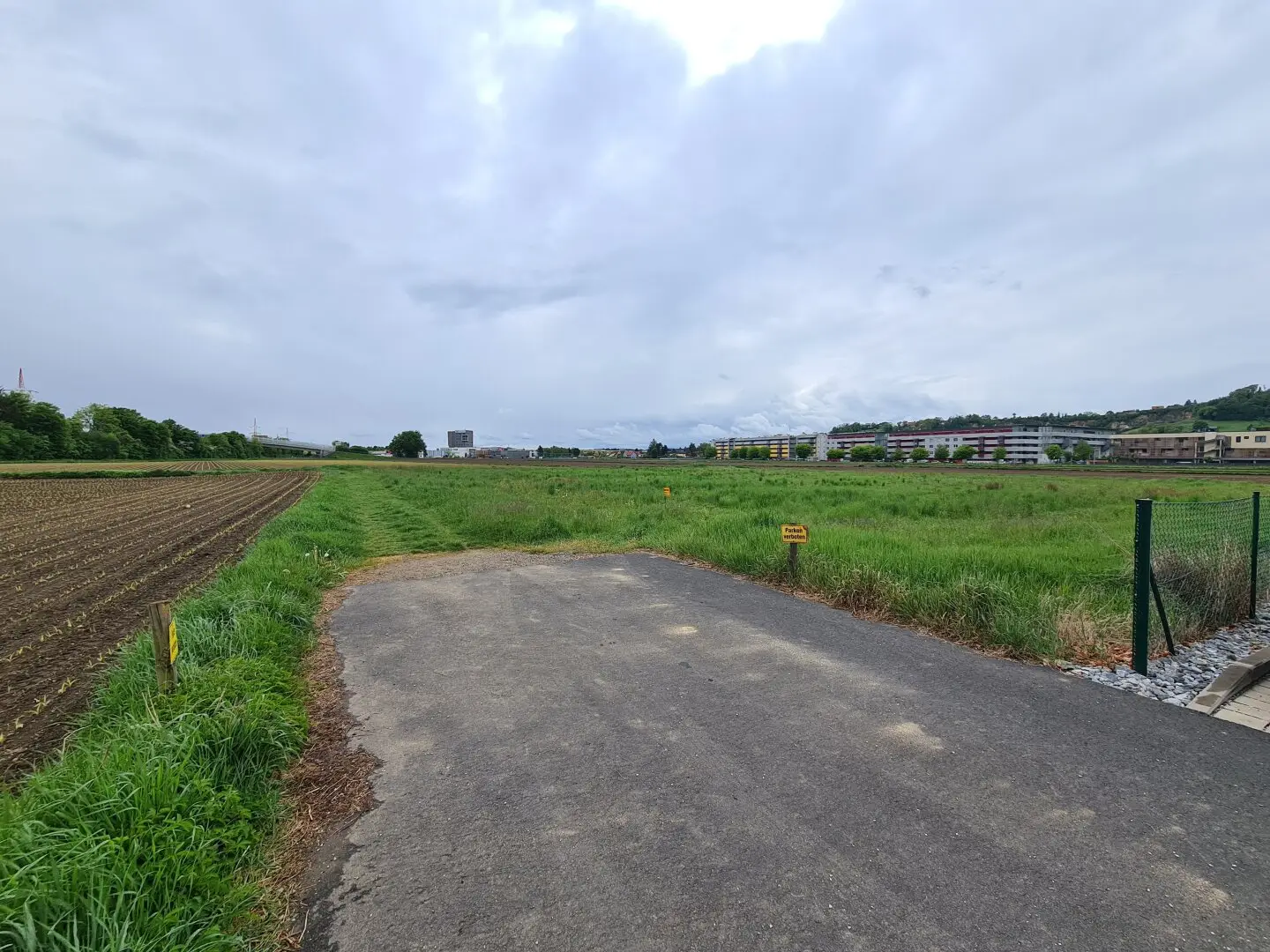 Sunny building plot in a very good location with no building obligation","de":"Sonniges Baugrundstück in sehr guter Lage ohne Bauzwang"},