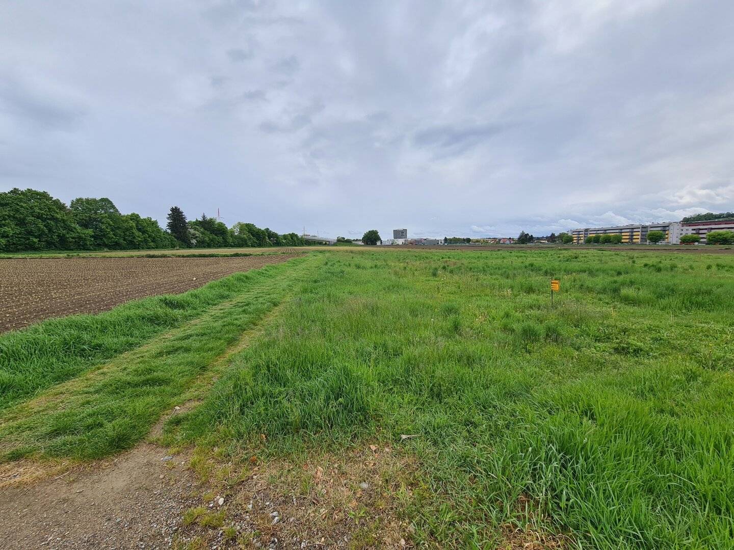 Sunny building plot in a very good location with no building obligation","de":"Sonniges Baugrundstück in sehr guter Lage ohne Bauzwang"},