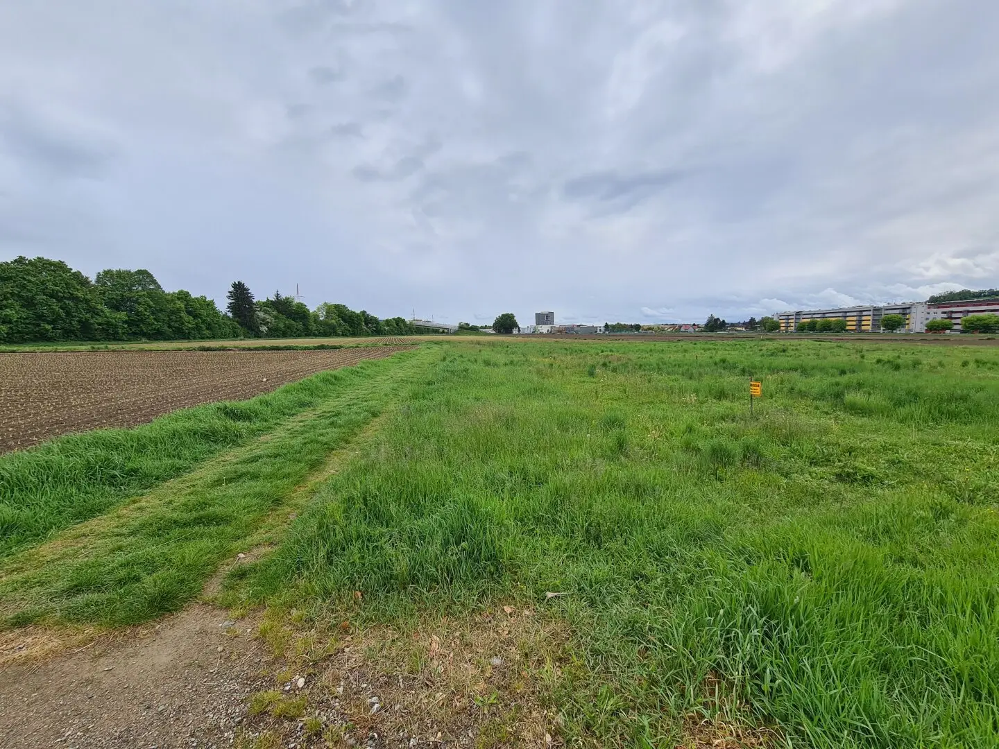 Sunny building plot in a very good location with no building obligation","de":"Sonniges Baugrundstück in sehr guter Lage ohne Bauzwang"},