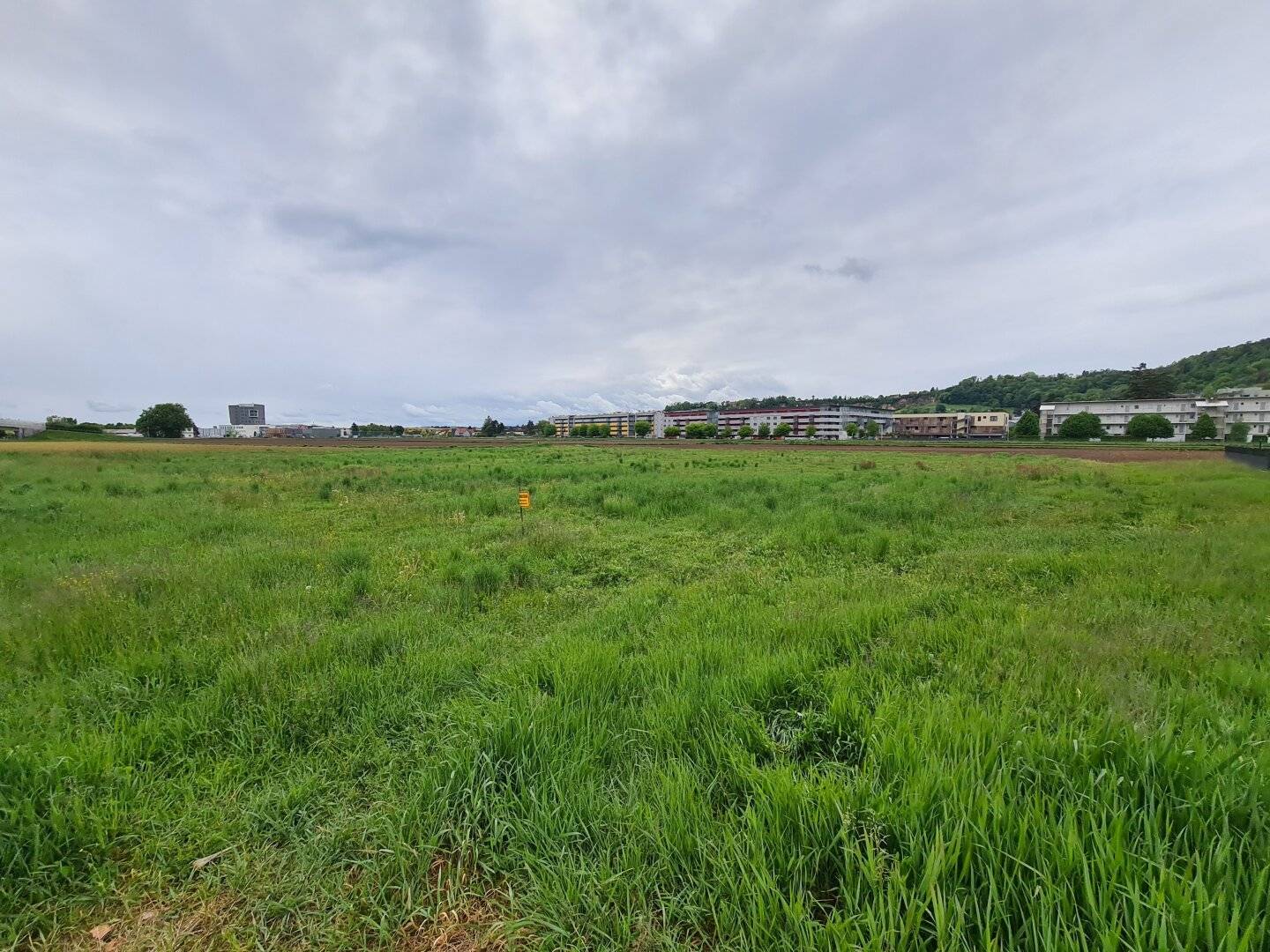Sunny building plot in a very good location with no building obligation","de":"Sonniges Baugrundstück in sehr guter Lage ohne Bauzwang"},