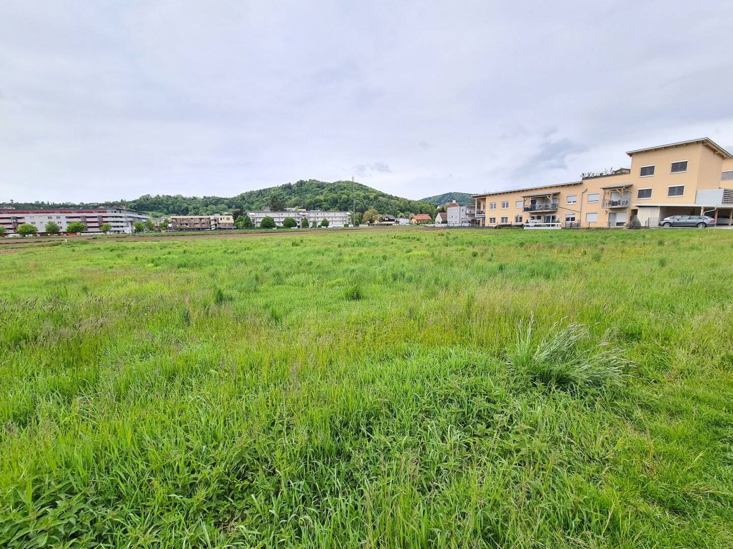 Sunny building plot in a very good location with no building obligation","de":"Sonniges Baugrundstück in sehr guter Lage ohne Bauzwang"},