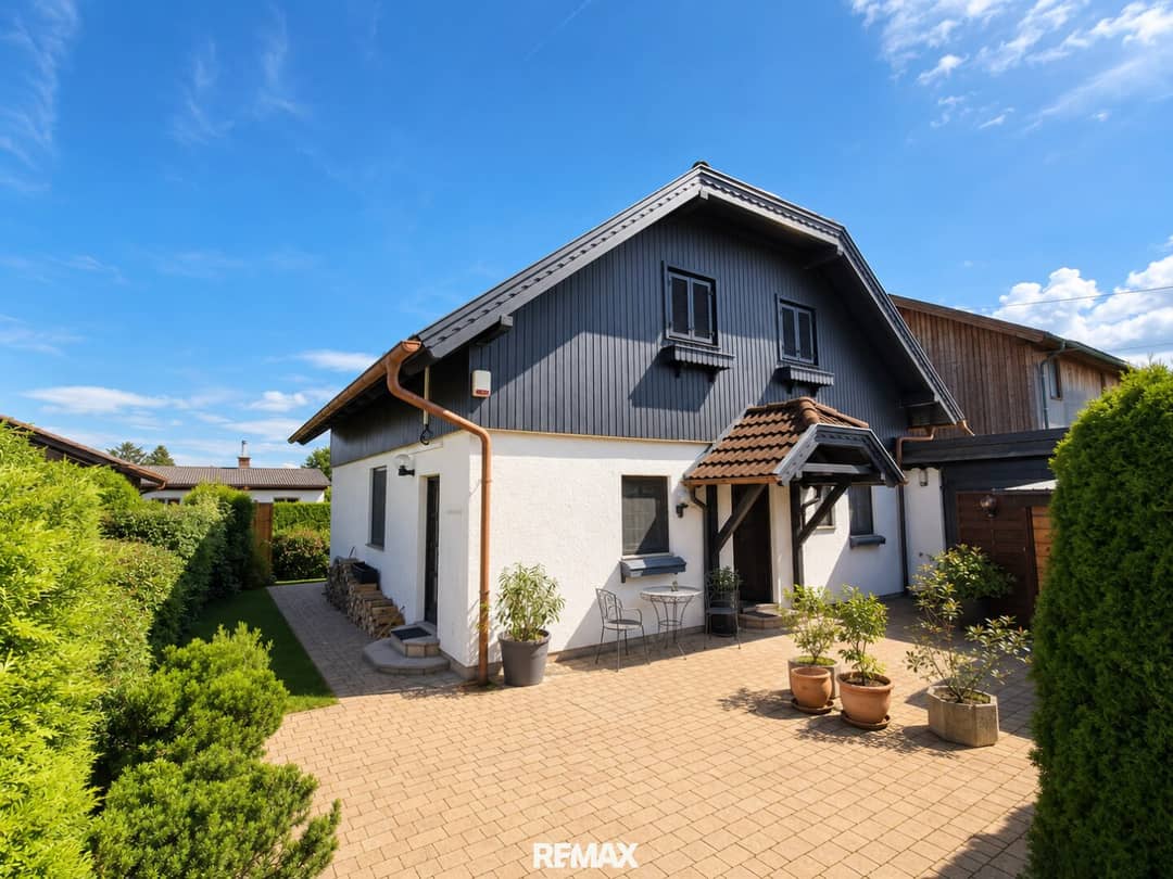 Well-maintained family house with sauna, pool and winter garden in quiet lakeside location