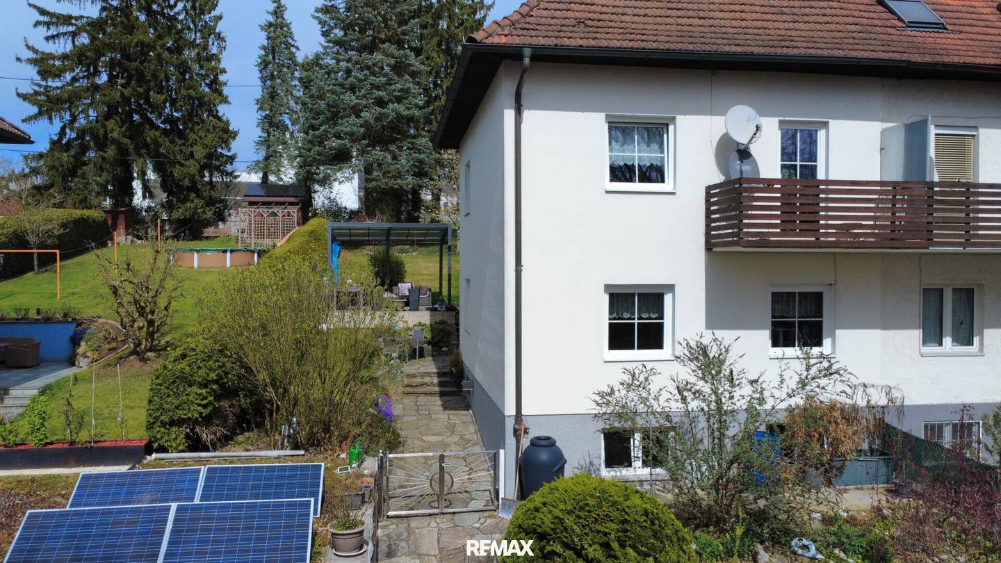 Gepflegte Doppelhaushälfte mit Balkon und Garage