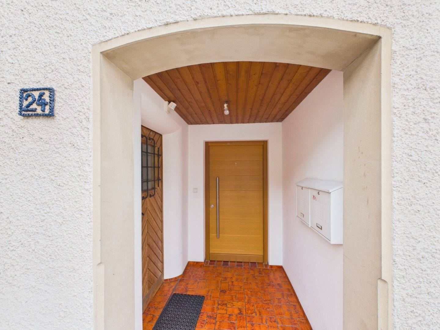 Top floor apartment Covered balcony Quiet location