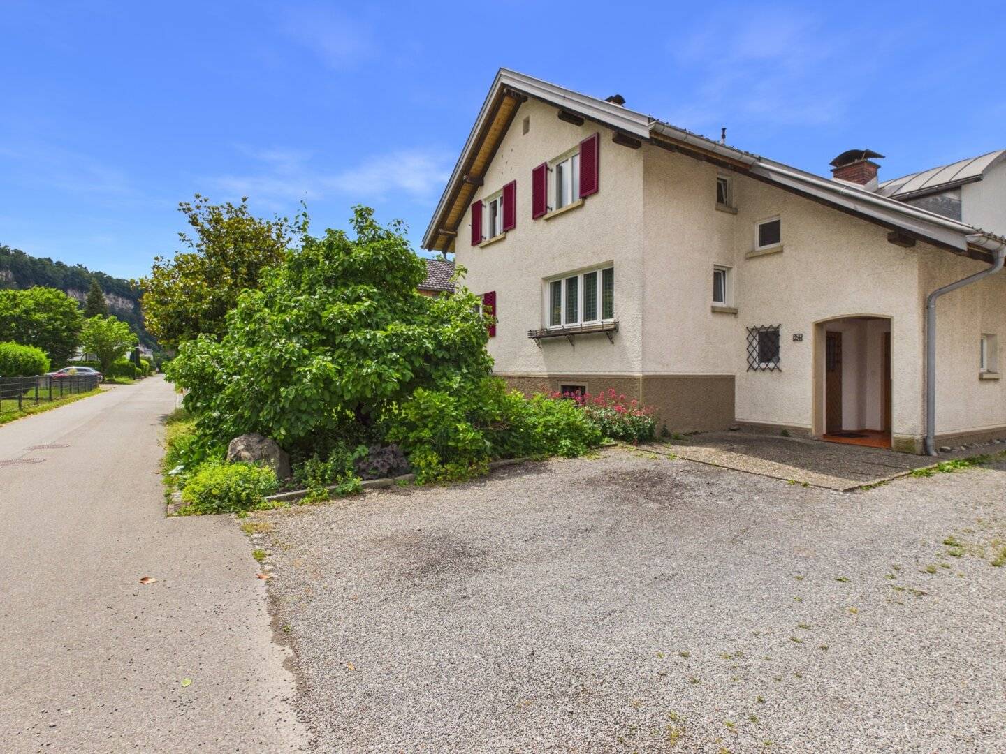 Top floor apartment Covered balcony Quiet location