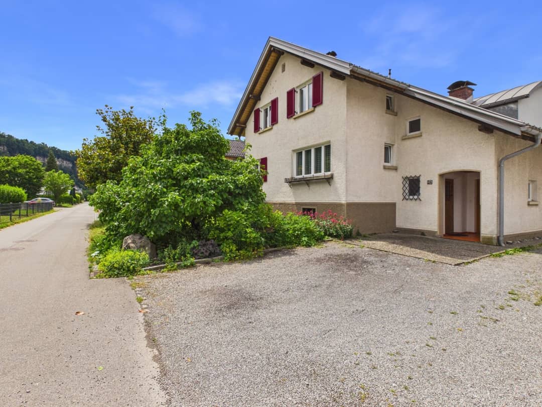 Top floor apartment Covered balcony Quiet location