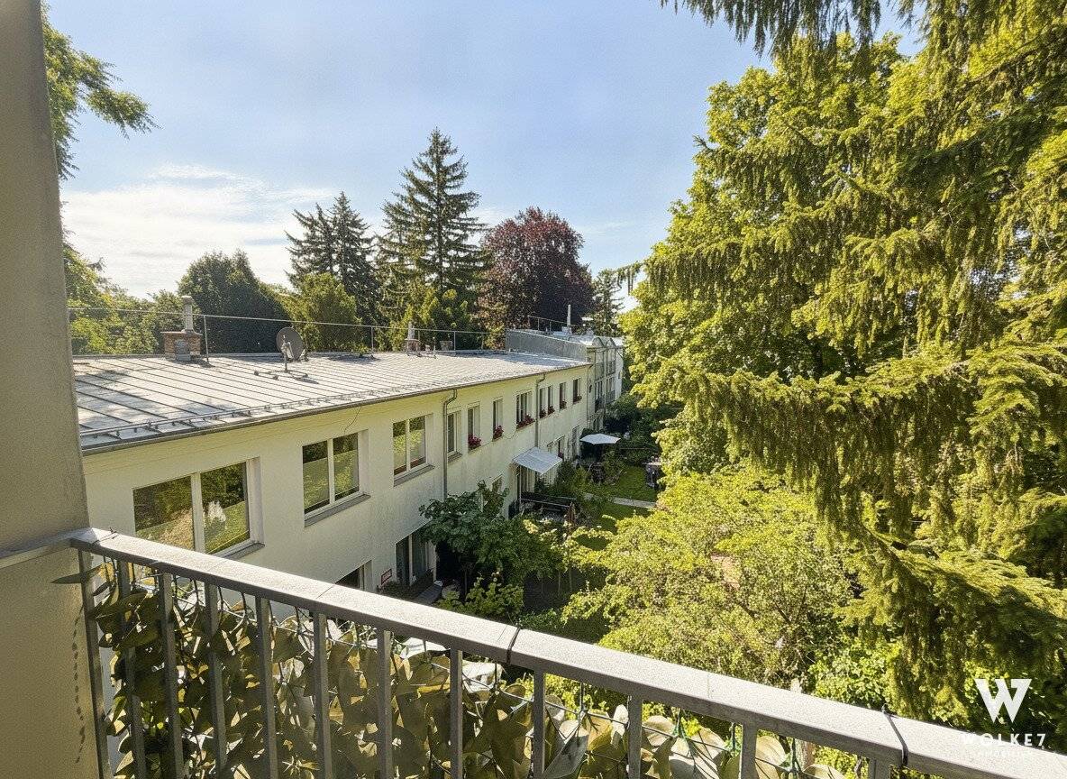 Dachgeschosswohnung Hofruhelage Blick Gloriette
