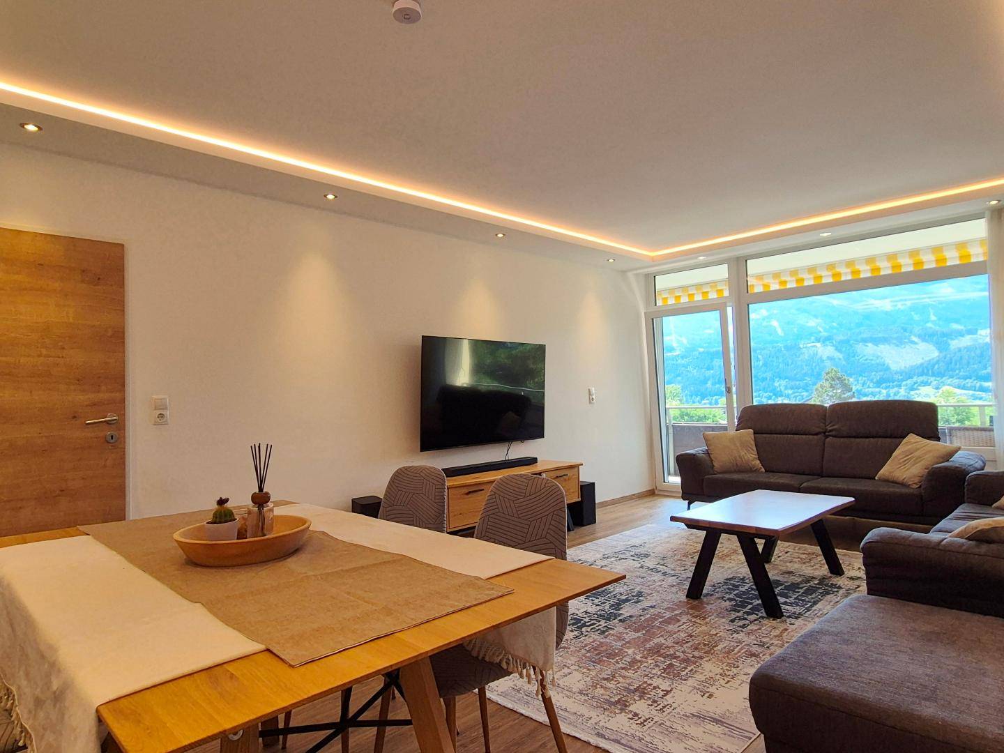 Bright 3-Room Apartment with South-Facing Balcony and Mountain View in Absam