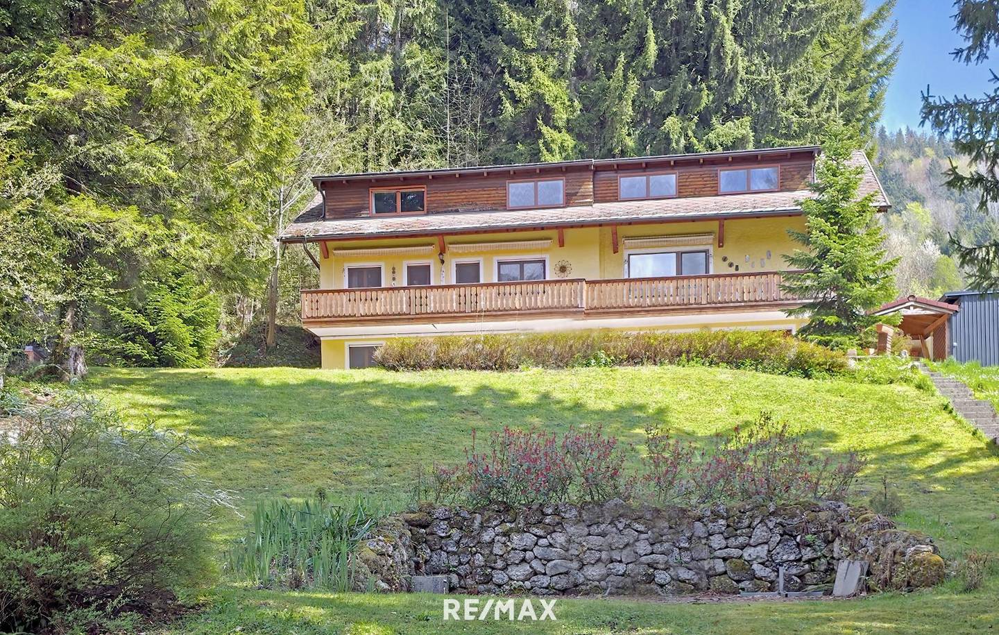 Mehrfamilienhaus mit Garten Teich und Bergblick in Unterach