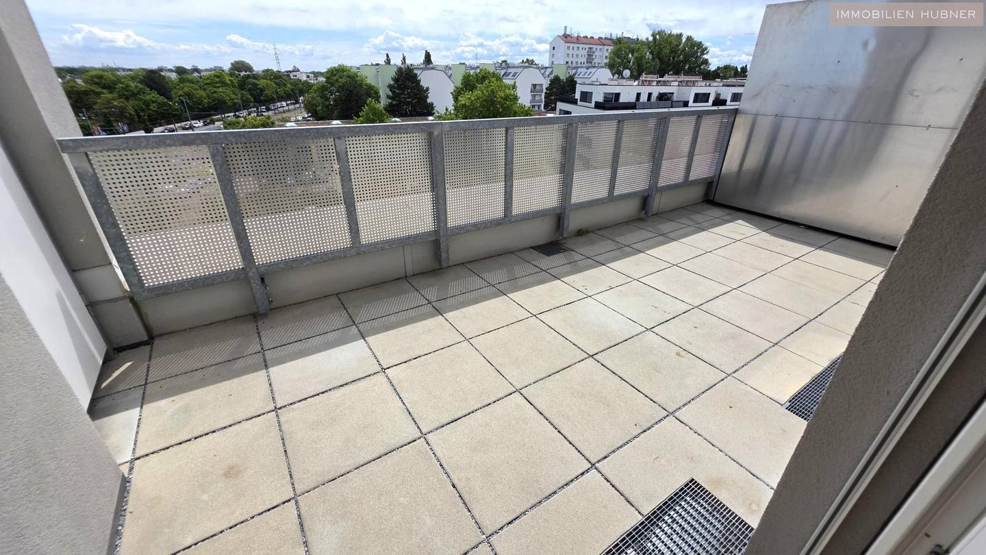 Apartment with terrace and ceiling cooling
