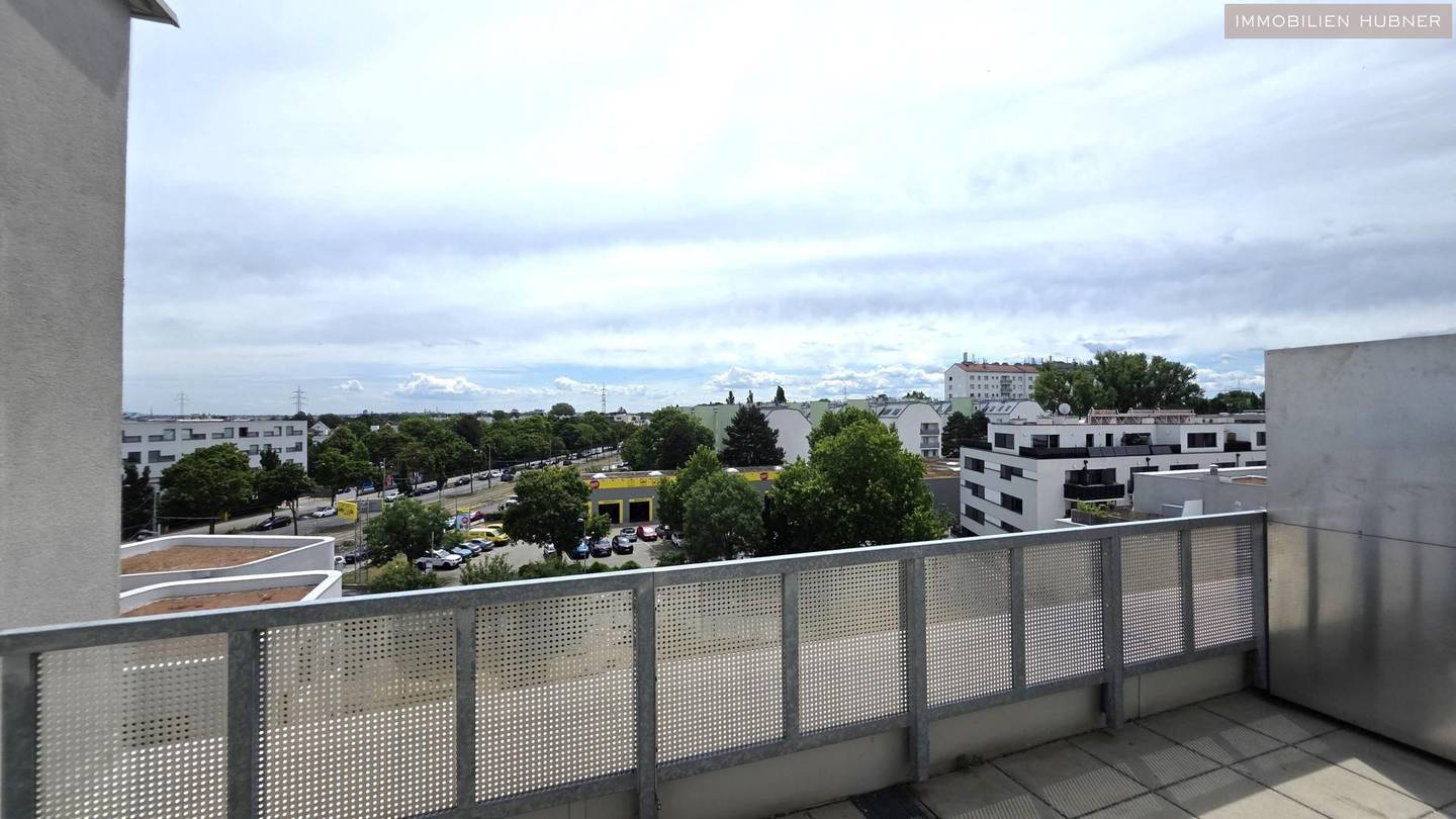 Apartment with terrace and ceiling cooling