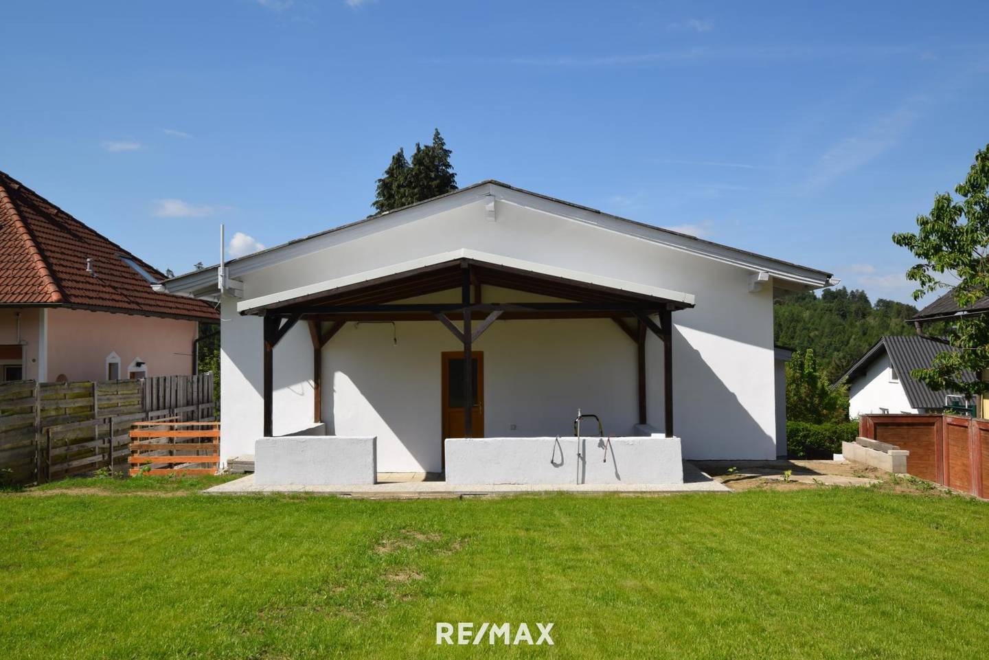 Single family house with balcony and garage in quiet forest location