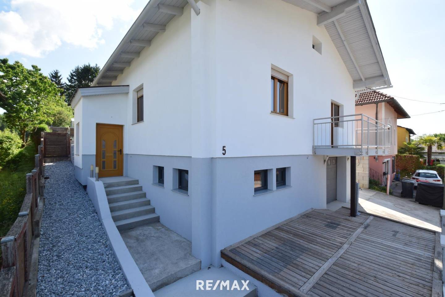 Single family house with balcony and garage in quiet forest location