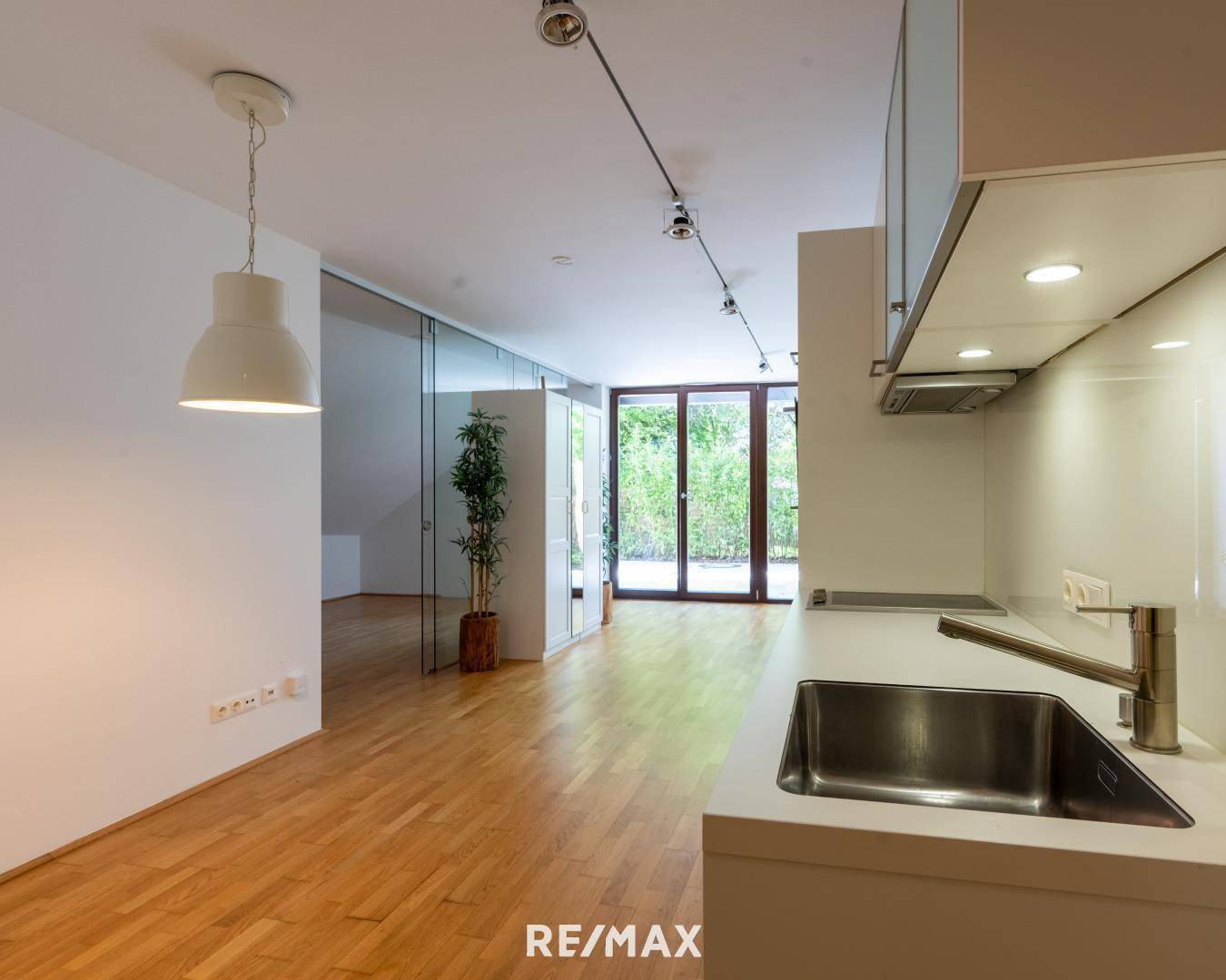 Apartment with large terrace and garage parking