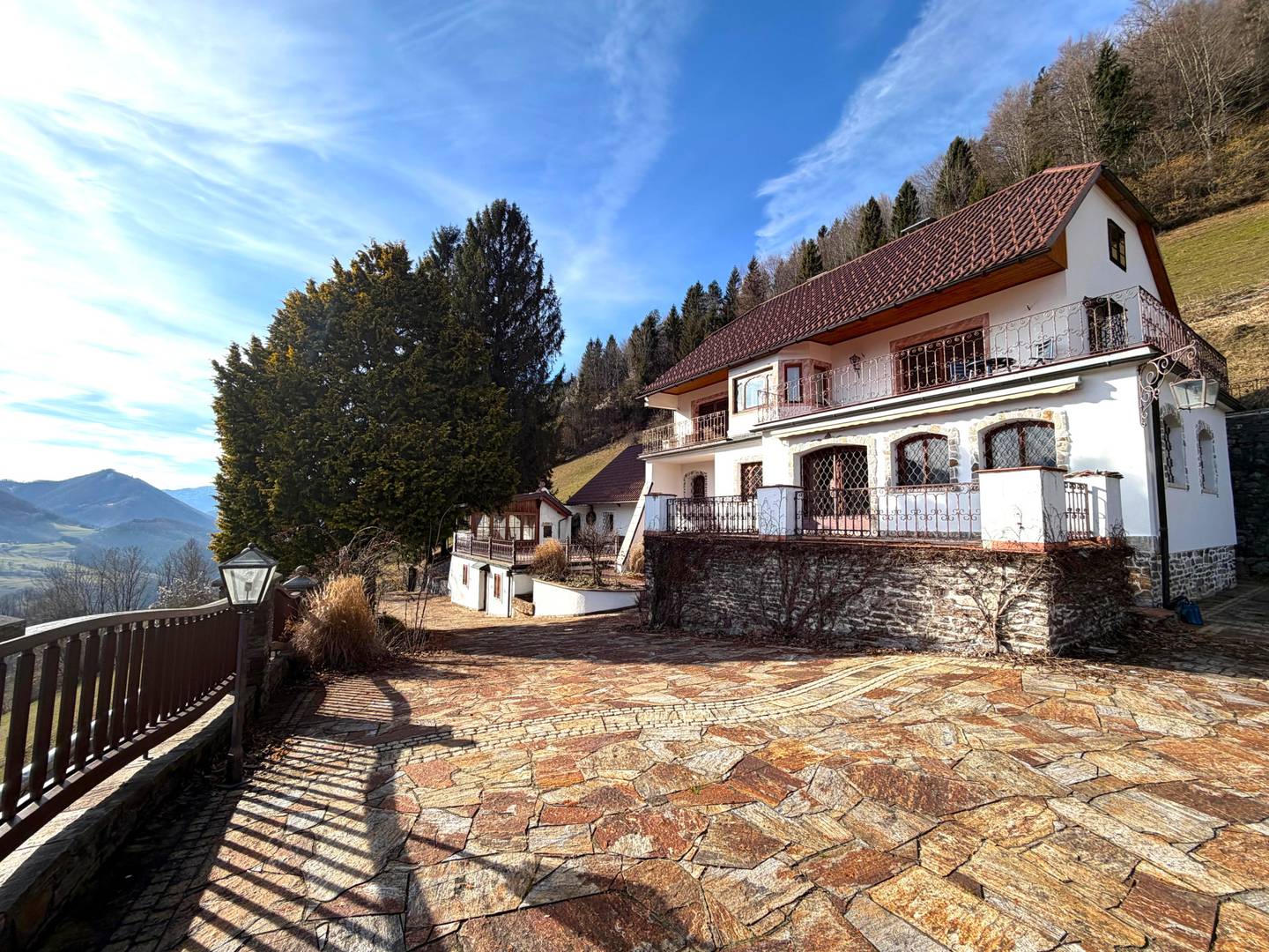 Villa in Alleinlage mit Panorama und Pool