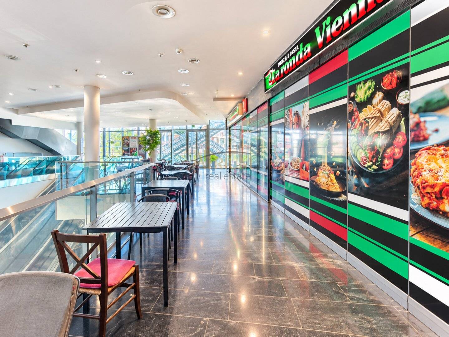 Gastro premises with terrace in Gasometer