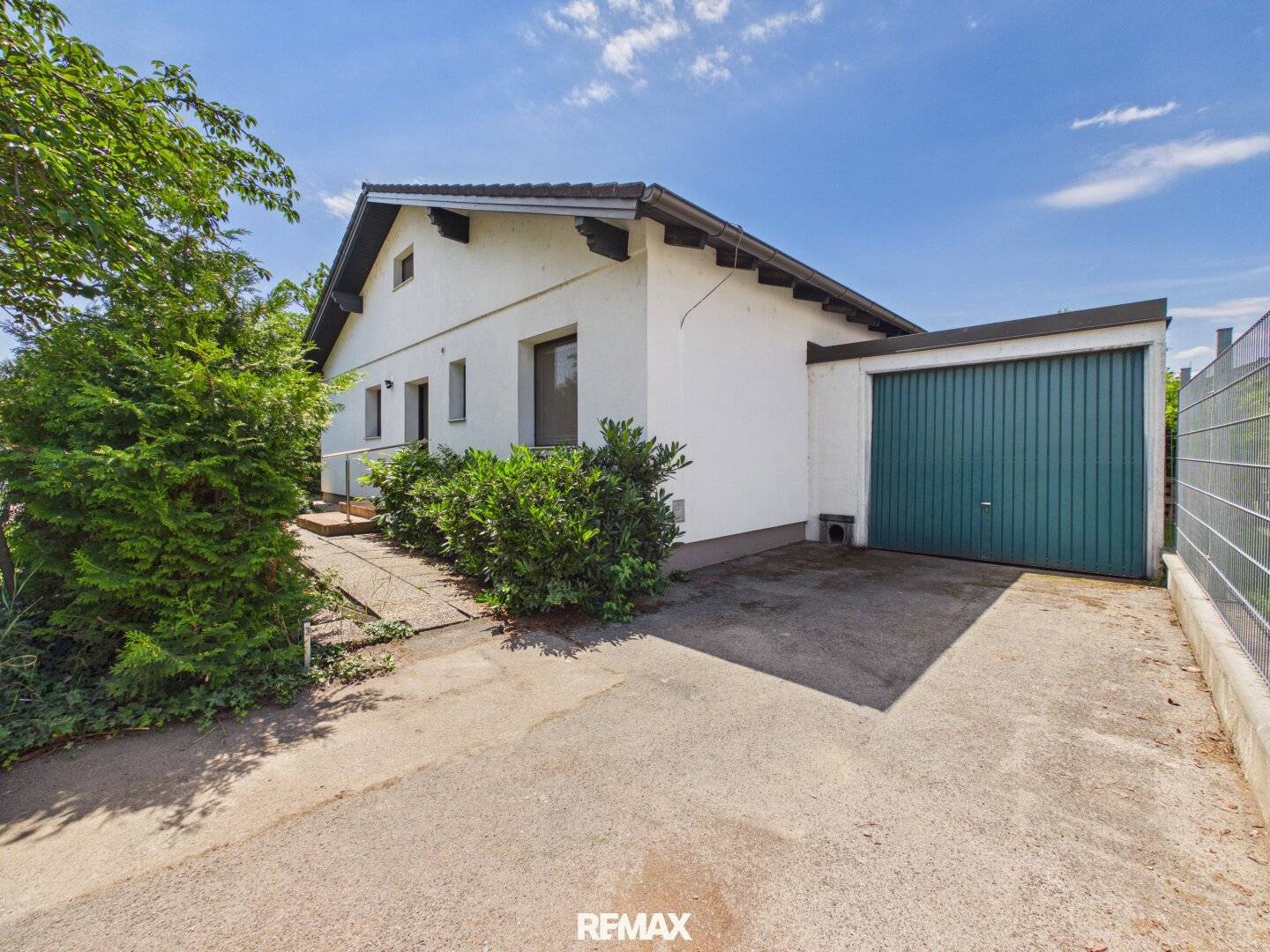 Renovierungsbedürftiger Bungalow mit großem Grundstück